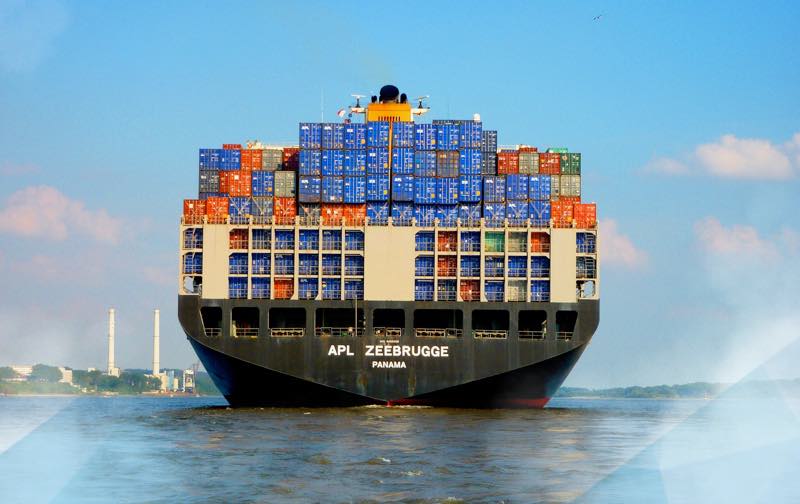 Vollbeladenes Containerschiff bei Einfuhr in den Seehafen