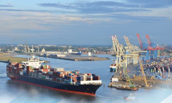 Containerschiff läuft im Hamburger Hafen ein