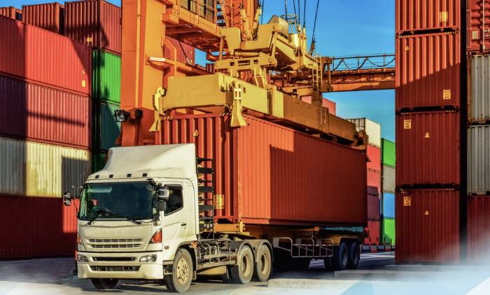 Containertrucking - LKW zum Beladen im Hafen